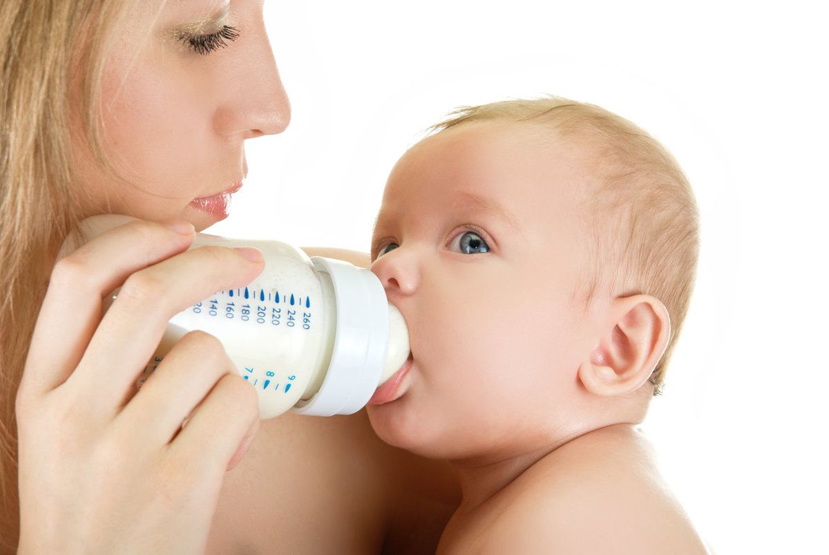 Eau minérale ou du robinet pour le biberon de bébé ?